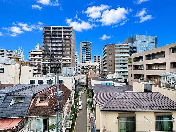 さまざまな表情の景色を眺めながら、くつろぎのひと時をお過ごし頂けます。（空の加工を生成AIで行っています。）
