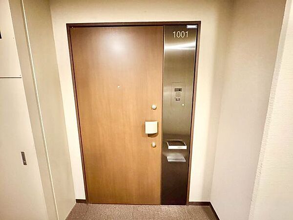 毎日出入りに使う玄関は外出する時は爽やかに、帰宅するときはホッとする落ち着いた空間へ。