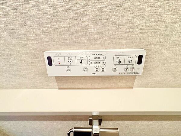 快適な生活を送るための洗浄機能付トイレ。おしり洗浄・ビデ洗浄・暖房便座の機能を標準装備しています。