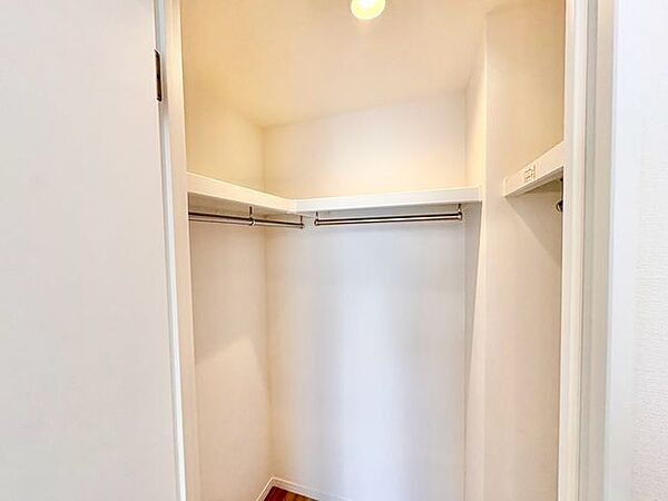 ウォークインクローゼットをご用意しております。その分お部屋を広く使うことができますね。