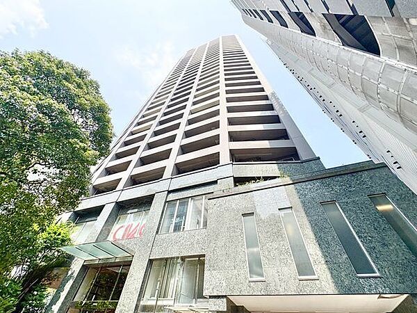 美しいフォルムによって建てられた地上32階建レジデンス。アクセスのよさも見逃せないポイントです。