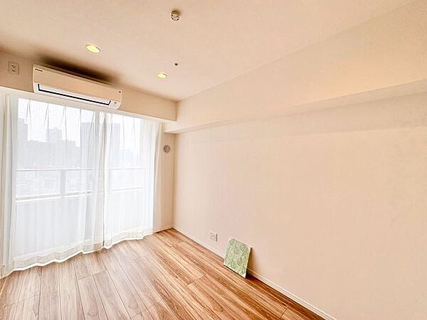 ナチュラルカラーのフローリングのお部屋は、温かみを感じさせリラックスをもたらす効果があります。