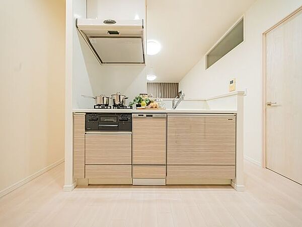 ホワイトを基調とした清潔感のあるキッチン。使い勝手の良い設備のキッチンで効率よくお料理ができます。