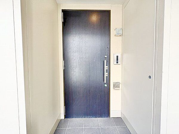 毎日出入りに使う玄関は外出する時は爽やかに、帰宅するときはホッとする落ち着いた空間へ。
