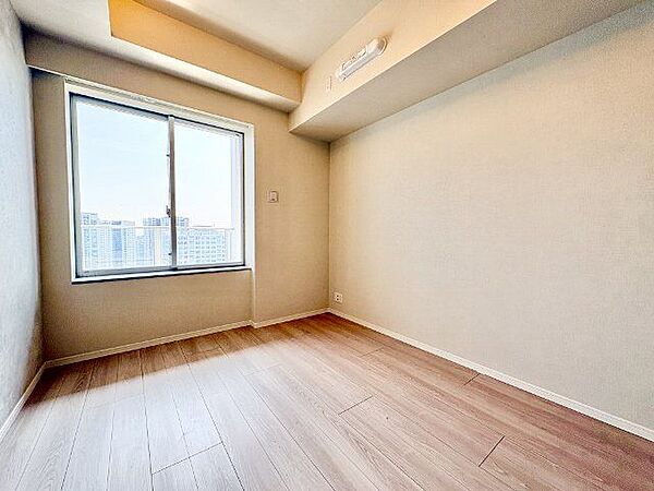 居心地のいい暮らしには欠かせない眩い採光。窓からこの空間に降り注ぐ採光が絶えません。