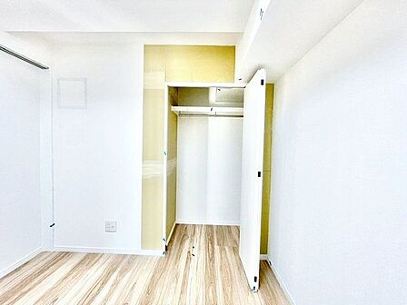 お部屋を最大限広く使って頂けるよう、全居室に収納スペース付。