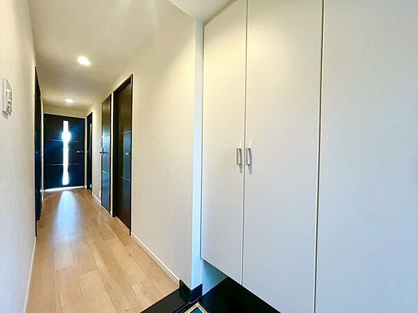 毎日の行き帰りで使う大事な玄関は、清潔感があり、明るく迎えてくれます。