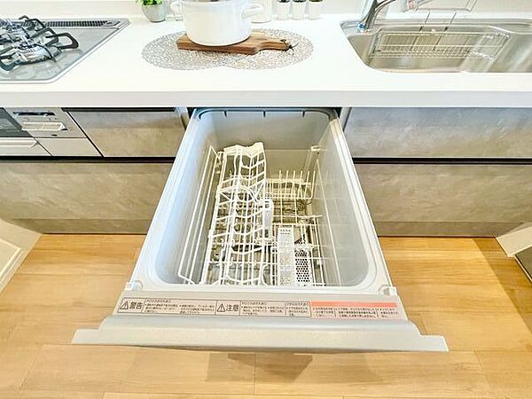 ビルトイン食洗機は、節水や節電機能も充実して家事の手助けをしてくれます。