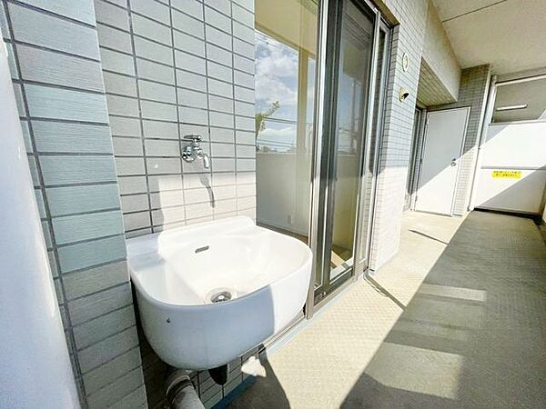 バルコニーには便利なスロップシンク付き。