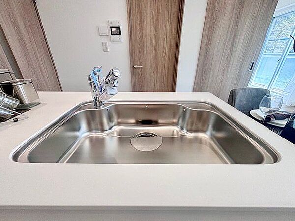 蛇口をひねるとすぐにきれいなお水が使える蛇口一体型浄水器を設置。