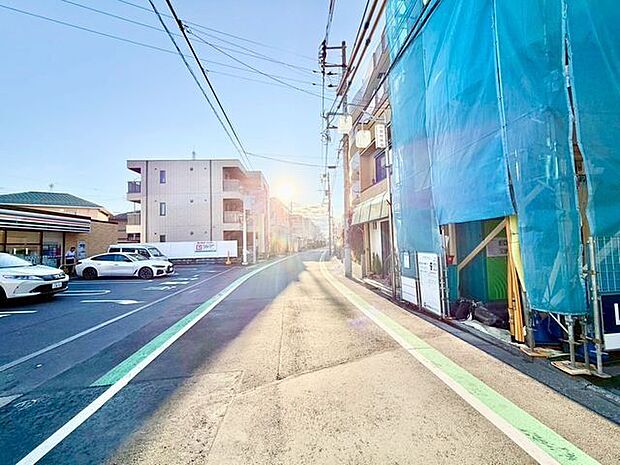 前面道路は約7ｍ。広々とした開放感のある立地です。