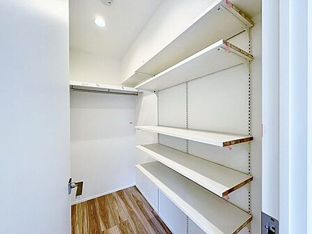 可動棚やパイプハンガー付で整理整頓しやすい、ゆとりの広さを備えたウォークインクローゼット。
