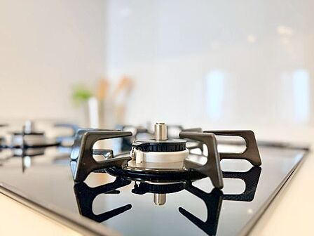 忙しいときでも一度にたくさんの料理が作れる3口コンロ。使い勝手の良さを考えました。
