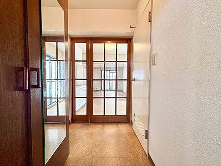 ただいまと叫びたくなるような玄関は毎日の行き帰りで使う空間。明るく迎えてくれるお部屋は嬉しいですね。