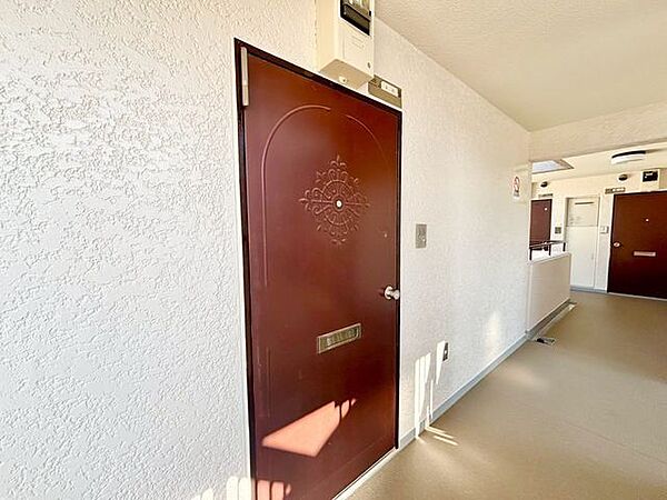 毎日出入りに使う玄関は外出する時は爽やかに、帰宅するときはホッとする落ち着いた空間へ。