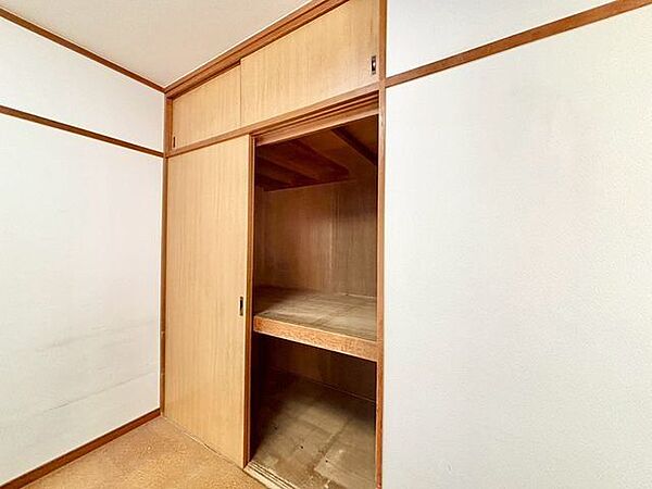 しっかりと奥行きのある押入れ。シーズンオフのお洋服やインテリアなども収納いただけます。