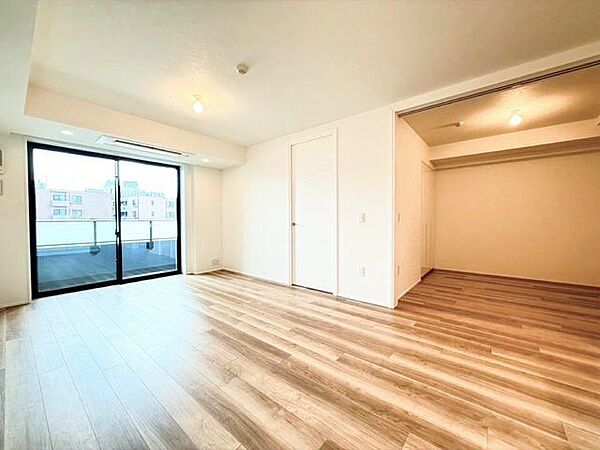 お気に入りのこの場所。いつもと変わらない週末のひととき。なんでもない朝の会話さえもとっておきの時間。