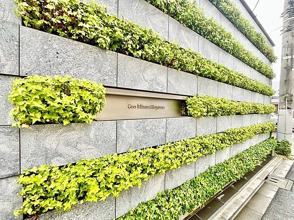 お洒落なマンション名のプレートは華やいだ気分を演出し、訪れる方を優雅な空間へと導いてくれます。