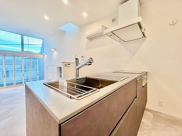 リビングダイニングを見渡せる対面キッチン。コミュニケーションがとりやすいオープンな空間です。