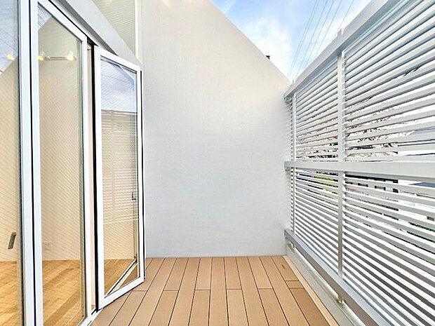 広々バルコニー付きで開放感を演出。日々の生活に潤いを与えてくれます。