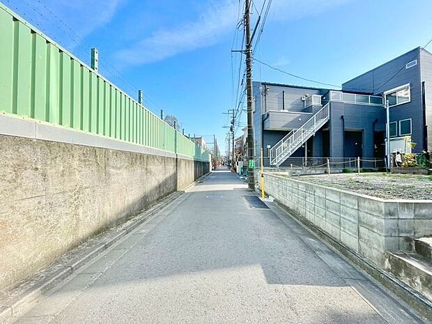 通行や駐車の際に余裕がある前面道路。光が差し込む明るい居住空間、風通しも良好で過ごしやすい環境です。