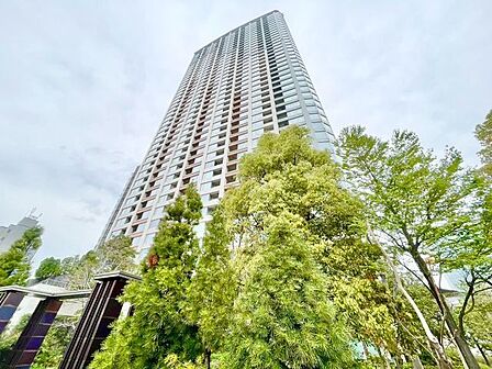 環境に調和した気品漂う外観。落ち着きのある上質な空間へといざないます。