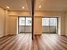 室内：太陽の恵みを一気に受けた明るくあたたかいお住まい。吹きぬける風を感じながら爽やで風通しの良い暮らし。