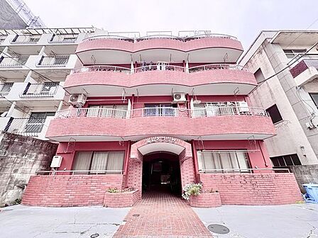 住まう方々が歳月をかけて育んだ豊かな歴史を感じるマンション。気品溢れる佇まいが暮らしを素敵に変える。