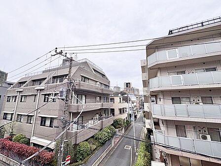 外の景観に左右されないプライベート空間を確保した住空間です。