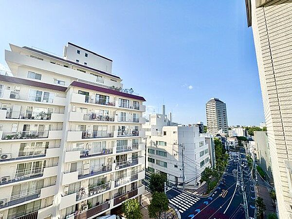 暮らしの中で光と風を演出してくれるバルコニー。開放感を演出しながら、爽やかな風が通ってきます。