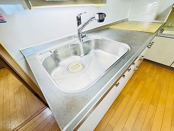 大きな調理器具や食器類もゆったり洗えるシンクです。
