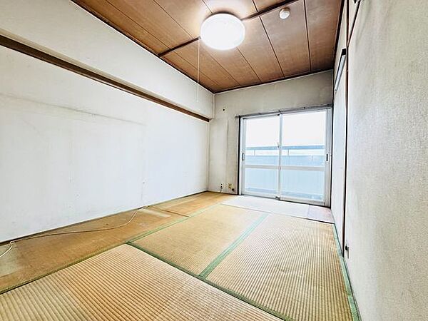 居心地のいい暮らしには欠かせない眩い採光。ゆったりとした幅の窓からこの空間に降り注ぐ採光が絶えません。