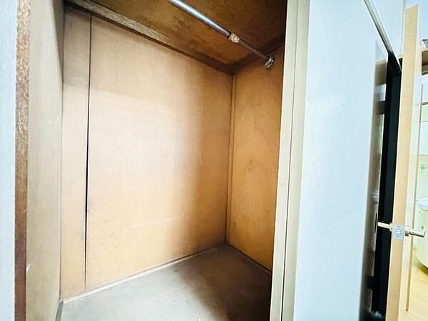 和室にもたっぷり収納できる押入れが設置されています。客用布団や普段使わない季節用品なども収納可能。