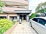 エントランス：エントランスは、まさに顔となる場所。満ち足りたプライベートシーンへと誘う気品があります。
