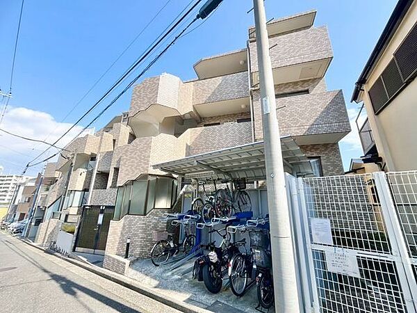 「行ってきます」と「ただいま」が自然に交わされる。家のあちこちから、賑やかなひとコマが溢れ出す。