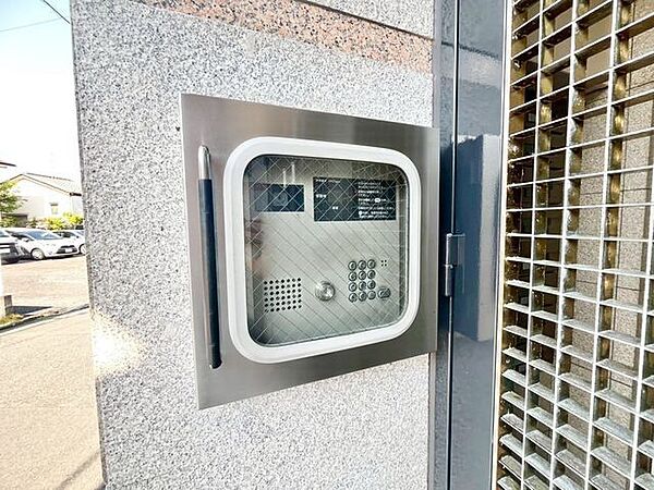 オートロックなど防犯面に配慮した住まいです。