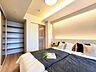 寝室：過ぎ行く時間をゆったりと感じることができる落ち着いたお部屋。静かな環境でリラックスタイムを。
