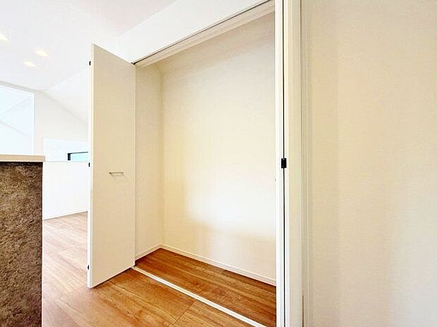 日用品のストックや防災グッズ、お子様のおもちゃなどの収納に便利なスペースをリビングにご用意しました。