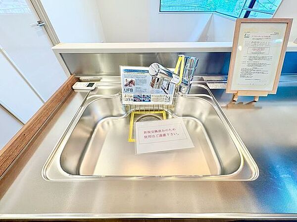 キレイなお水がいつでも、安心して飲める浄水器内蔵型水栓付き。