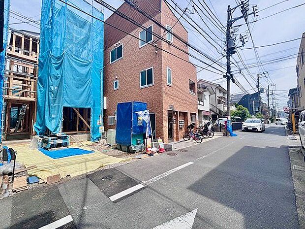 南側が公道に接道しているため、日が差し込む明るいお部屋となります。