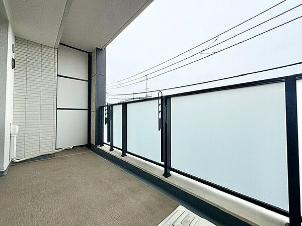 くつろぎの空間を演出するバルコニー。開放感と爽やかな風を感じていただけると思います。