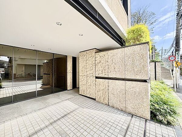 スタイリッシュに加え質感があり機能的でもあるエントランス。邸宅へ導くアプローチが気分を高めてくれます。
