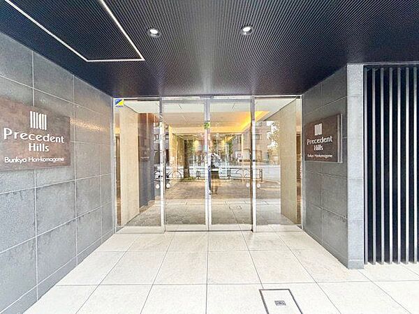 高いデザイン性が人目を引く重厚感あるエントランス空間。