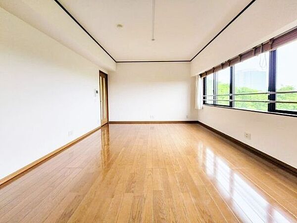 光と風があふれる開放的なリビングダイニング。明るく穏やかな空気のなかで飲んだり、食べたり、笑ったり。