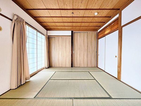 客間になったり、寝室になったりとなにかと便利な和室。井草の香りがやすらぎを与えます。