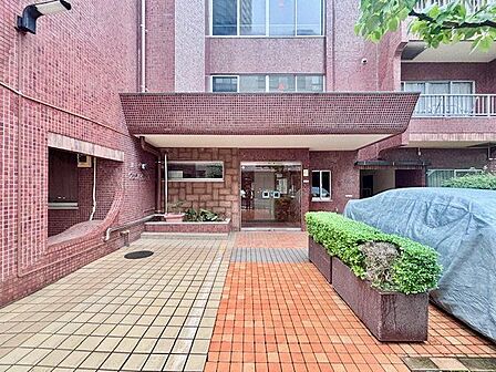 落ち着きのある温かな風情のエントランスは、訪れる方々を優しく包み込み、心地よい空間を演出しています。