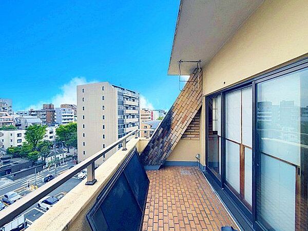最上階ならではの開放感と爽やかな風を感じていただけると思います。（空の加工を生成AIで行っています）
