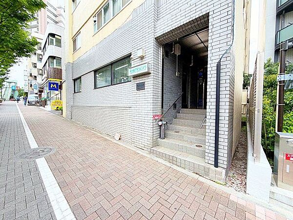 訪れる方々を優しく迎える、穏やかな印象の佇まい。オフの時間も快適に過ごせる良好な住環境も魅力。