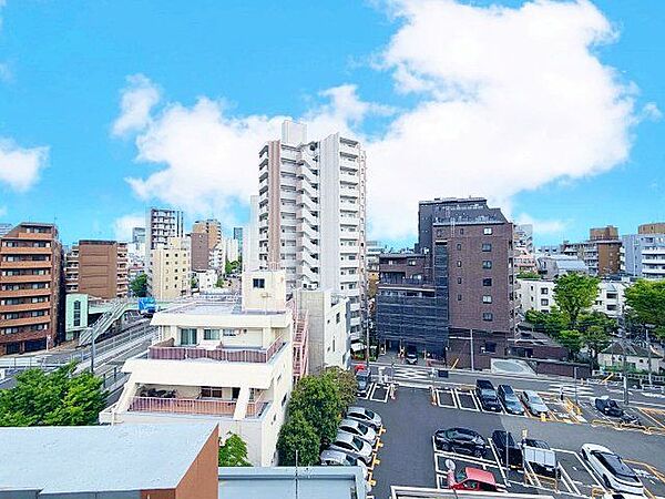 都心の眺望を心ゆくまで満喫。ほっと一息つける癒しの空間。（空の加工を生成AIで行っています）