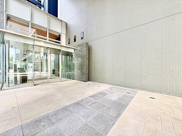 外と内をつなぐエントランスは、まさに顔となる場所。シンプルながらも上質な空間を作り出します。